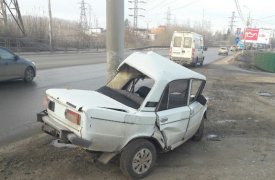 На ул. Рязанской в Туле утром «шестерка» въехала в столб