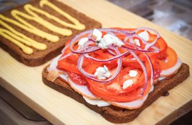На тульском рынке нашли санкционный сыр с плесенью и помидоры с молью
