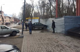 Вместо того, чтобы помочь пострадавшей в ДТП, молодой человек принялся снимать аварию на телефон