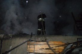 В Плеханово 9 огнеборцев тушили пылающий сарай