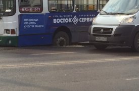 В центре Тулы троллейбус провалился в колодец