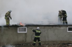 В Щекинском районе 11 огнеборцев тушили сарай