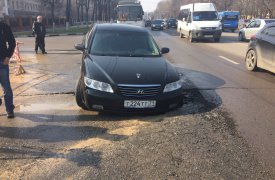 Яма-ловушка на проспекте Ленина продолжает «собирать» машины: кто следующий?