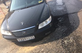 Ирония судьбы: иномарка, провалившаяся в яму, принадлежит экс-директору департамента ЖКХ