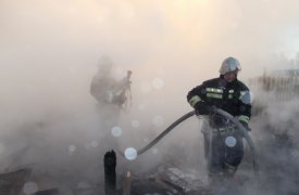 Все в дыму, ничего не видно: в Арсеньевском районе сгорел сарай
