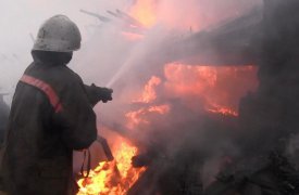 В Ефремове 8 огнеборцев тушили пылающий гараж