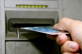 Пенсионерку осудят за то, что она сняла деньги с найденной банковской карты