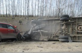 Под Тулой микроавтобус завалился на бок после столкновения с внедорожником