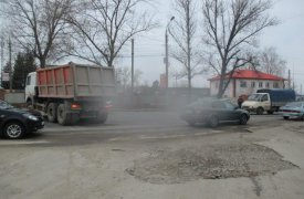 В Туле водитель самосвала протаранил «девятку» с двумя дамами