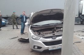 В Туле серьезная авария: на ул. Пушкинской машина вылетела на тротуар. ФОТО