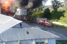 Алексин заволокло дымом: горят постройки на ж/д станции