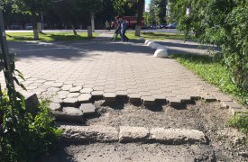 Туляки жалуются на разбитую тротуарную плитку на улице Агеева