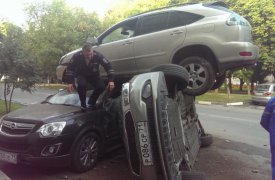«Царь горы»: водитель, устроивший пирамиду из машин, сутки играл с полицейскими в прятки