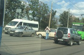 На Пролетарском мосту «Ниву» развернуло поперек трамвайных путей