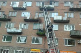 Из пожара в пятиэтажке на Кутузова спасли человека