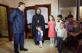 Алексей Дюмин посетил многодетную приёмную семью священнослужителя