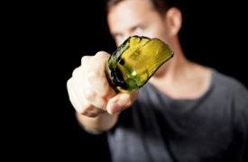Тульский Отелло зарезал соперника осколком бутылки и сам вызвал полицию