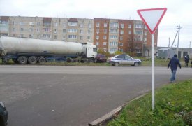 В Тульской области фура с автоцистерной смяла «Ниву»