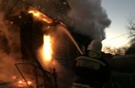 8 человек тушили горящий дом в Тульской области