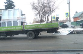 В Туле на пересечении Марата и Каракозова грузовик «просыпал» стеклопакеты