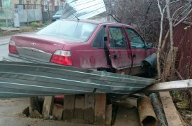 В Туле иномарка «залезла» на забор
