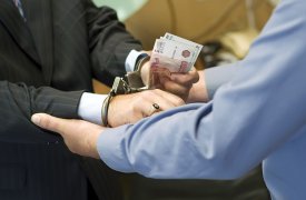 Житель Новомосковска пытался дать приставу взятку за уничтожение документов