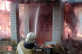 В Алексине 11 пожарных тушили пылающий дачный дом