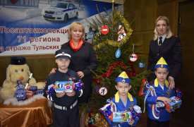 Сотрудники тульской госавтоинспекции поздравили воспитанников детского сада «Светофорик»