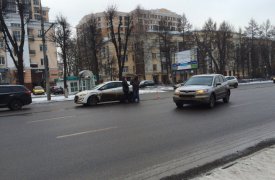 В Туле на проспекте Ленина столкнулись «Форд» и «Акура»