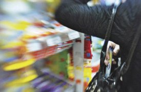 В щекинском супермаркете вор вытащил из сумки женщины 10 тыс. рублей