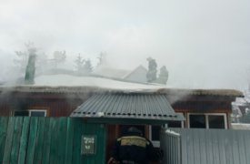 В Туле 19 человек тушили пылающий дом