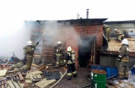 Пожар в здании в Большой Еловой тушил 21 человек