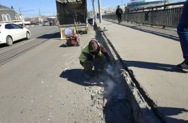 На Зареченском мосту приступили к ремонту ограждающих бетонных блоков