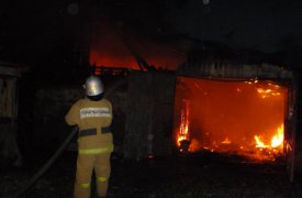 В Чернском районе пожарные 20 минут тушили пылающий гараж