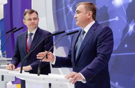 Алексей Дюмин подписал соглашение с Объединенной авиастроительной корпорацией в рамках ПМЭФ