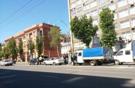 В Туле напротив здания областной прокуратуры три автомобиля столкнулись «паровозиком»