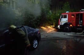 Ночью в Туле на ул. Пузакова сгорела «Тойота». ВИДЕО