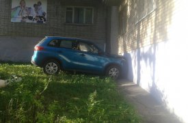В Туле водитель кроссовера «припарковался» в жилой дом