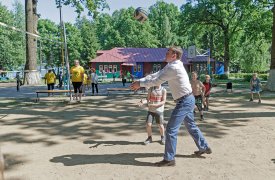 Алексей Дюмин сыграл в волейбол в детском оздоровительном лагере «Октава»