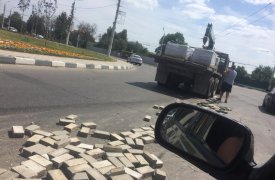 В Туле водитель грузовика навалил на дорогу кирпичей
