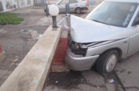 В Туле водитель «десятки» протаранил бетонное ограждение