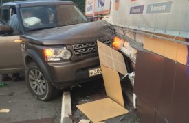 В Новомосковске женщина на внедорожнике протаранила торговый центр
