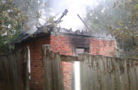 В Новомосковске огонь уничтожил крышу дачи