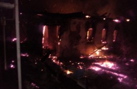 В деревне Липки шесть человек тушили горящий дом