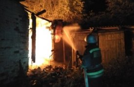 В селе Хитровщина Тульской области загорелось заброшенное здание