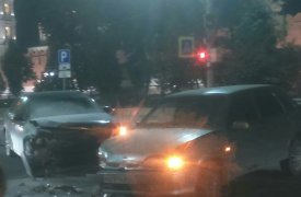 Возле Тульского кремля разбились две легковушки
