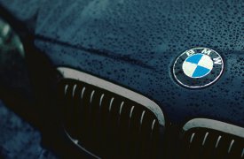 На улице Дм. Ульянова болтавшая по телефону автоледи сбила пешехода