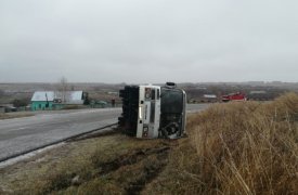 В Богородицком районе из-за скользкой дороги «пазик» опрокинулся на бок