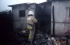 Ранним утром в поселке Прогресс загорелись два сарая