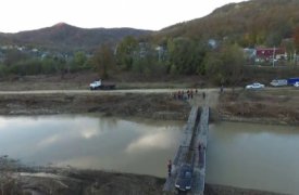 Тульские спасатели установили мост для восстановления сообщения через реку Туапсе